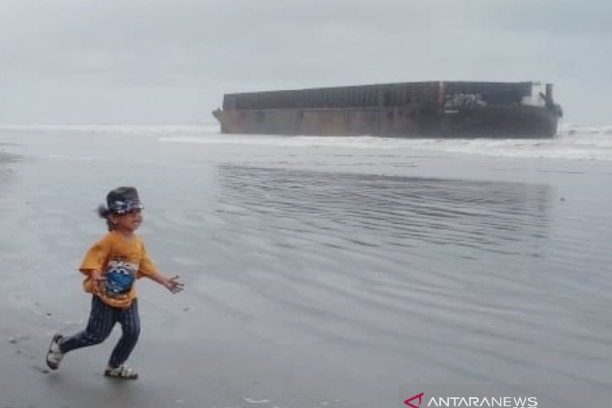 Kapal tongkang terdampar di bibir pantai Aceh Barat akibat hantaman badai