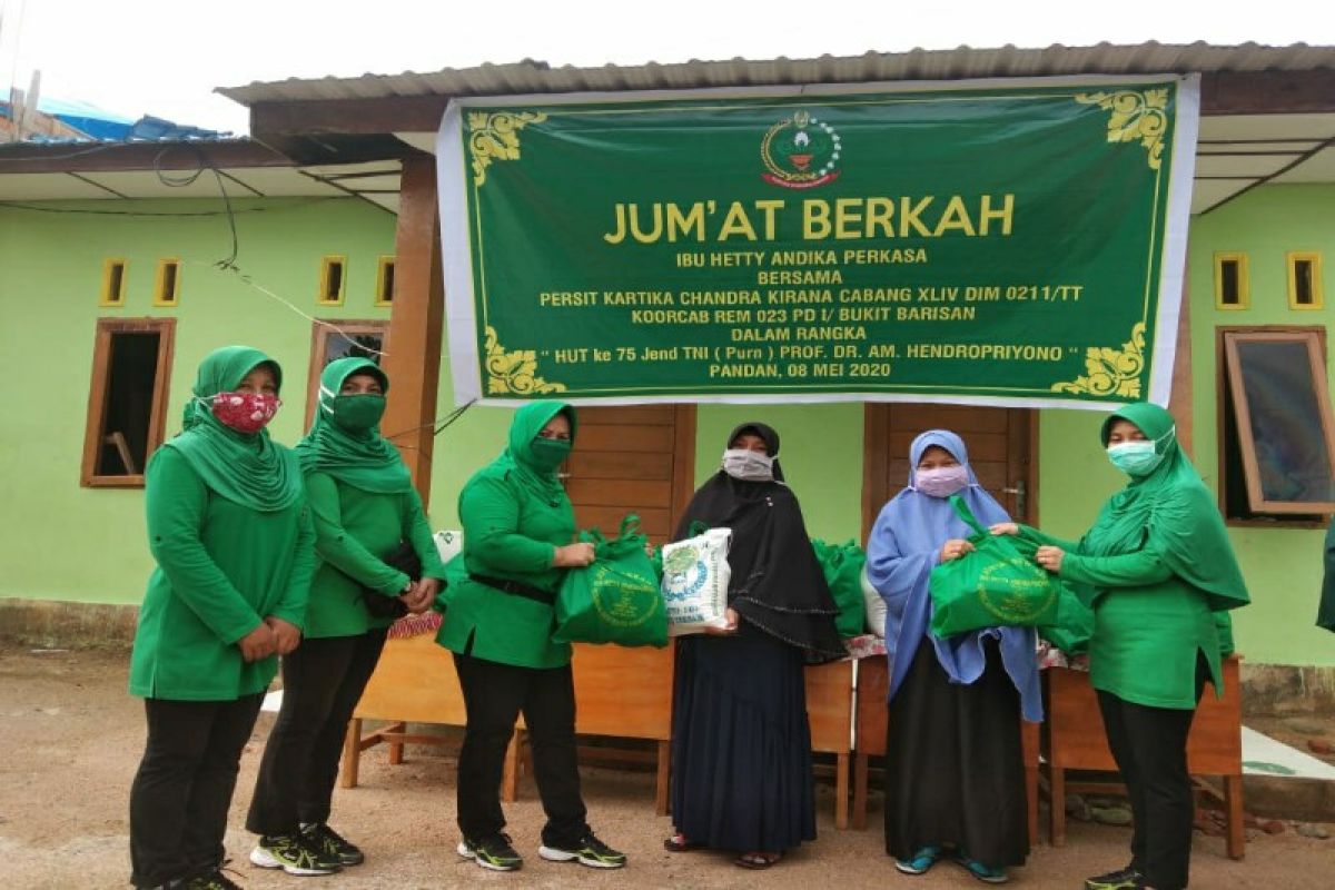 Persit Kodim 0211/TT serahkan bansos Jumat Berkah Hetty Andika Perkasa