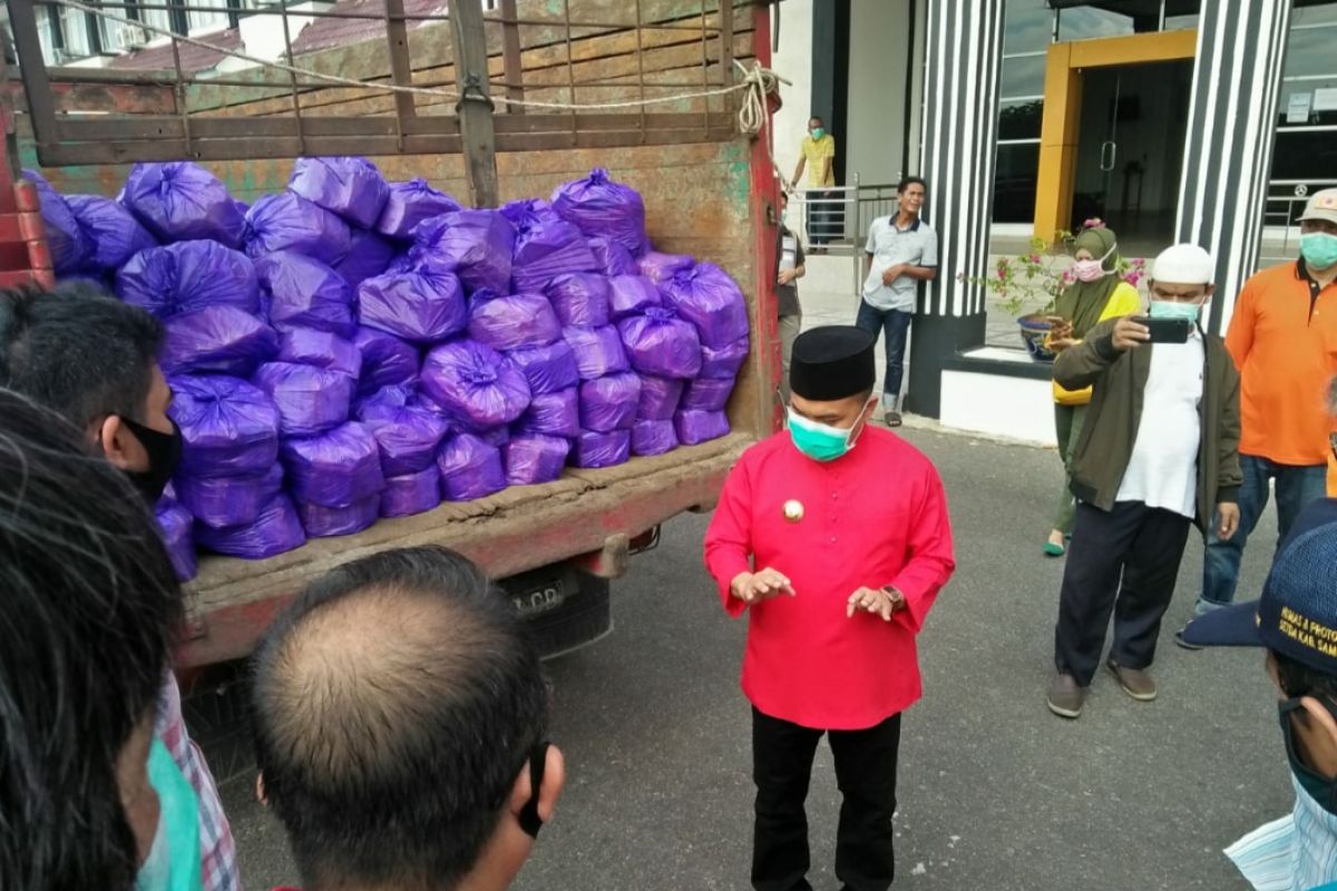 Agen LPG Pertamina berikan bantuan 1.750 paket sembako ke masyarakat Kabupaten Sambas