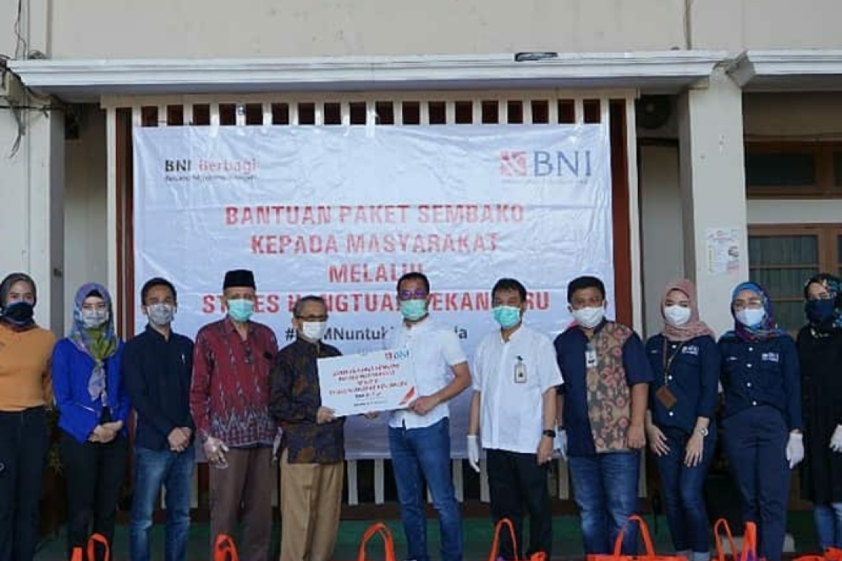 BNI Wilayah Padang serahkan 1.000 paket sembako melalui STIKES Hangtuah Pekanbaru