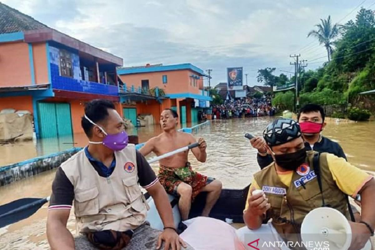 Tim SAR BPBD evakuasi ratusan warga korban banjir bandang OKU Selatan ke dataran tinggi