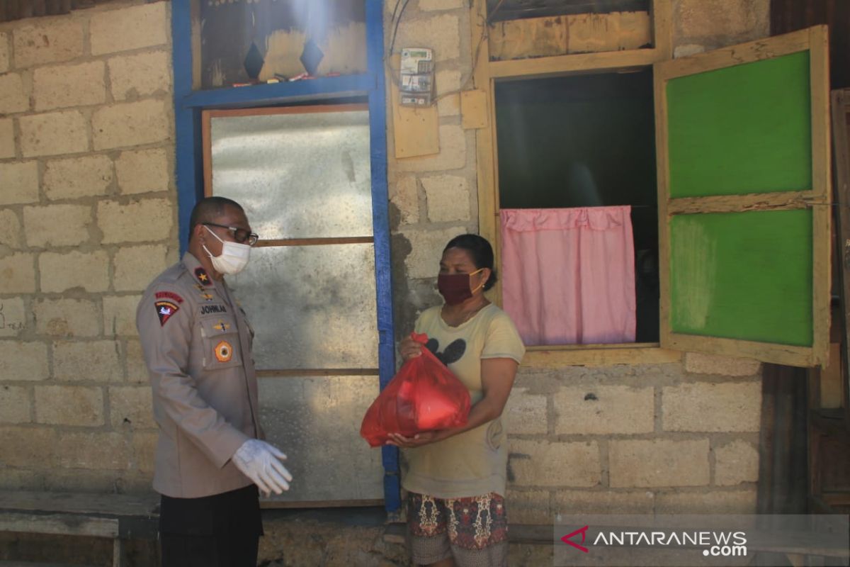 Wakapolda NTT bagikan ratusan paket sembako kepada warga