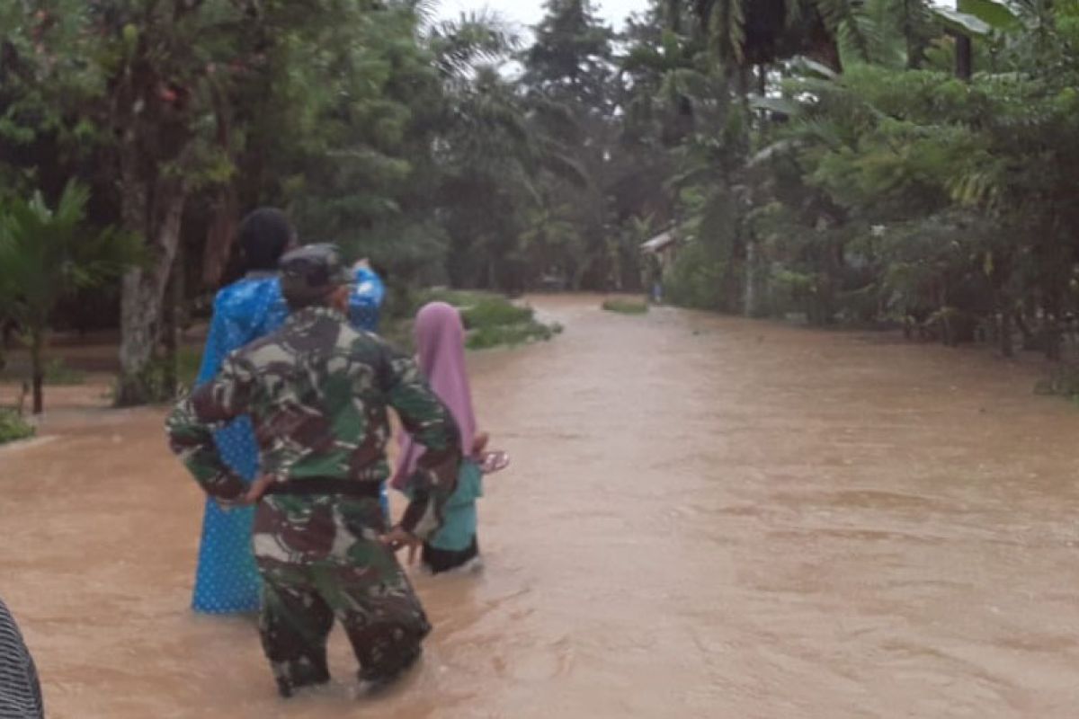 Banjir terjang Aceh Jaya, ratusan jiwa mengungsi ke meunasah