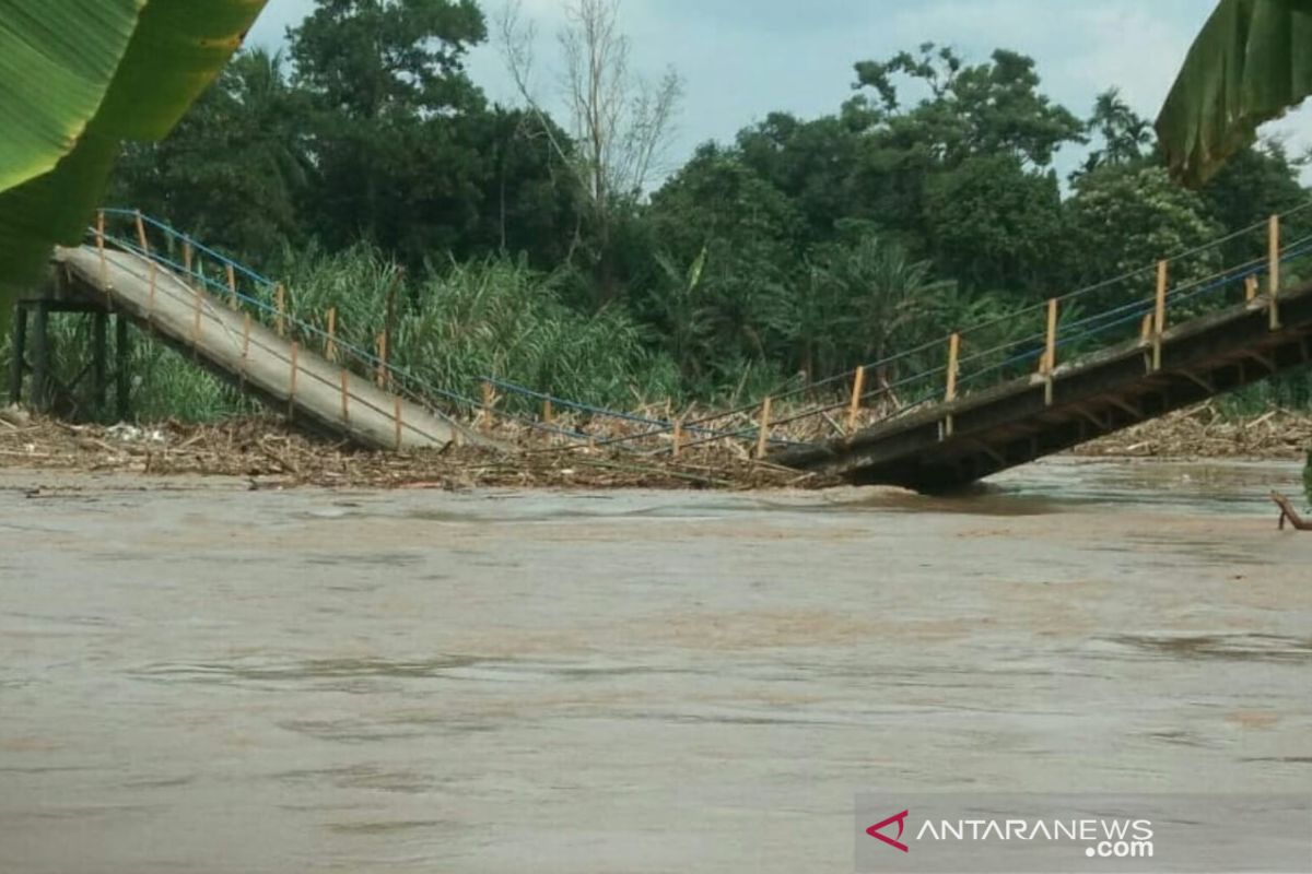 Akses warga lumpuh total pasca jembatan ambruk akibat derasnya arus Sungai Komering