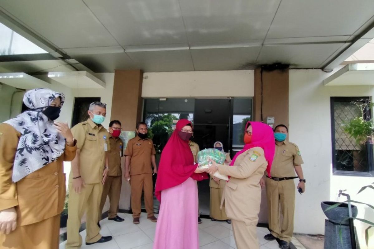 Disdik Tangerang bagikan 5.030 paket sembako untuk guru honorer