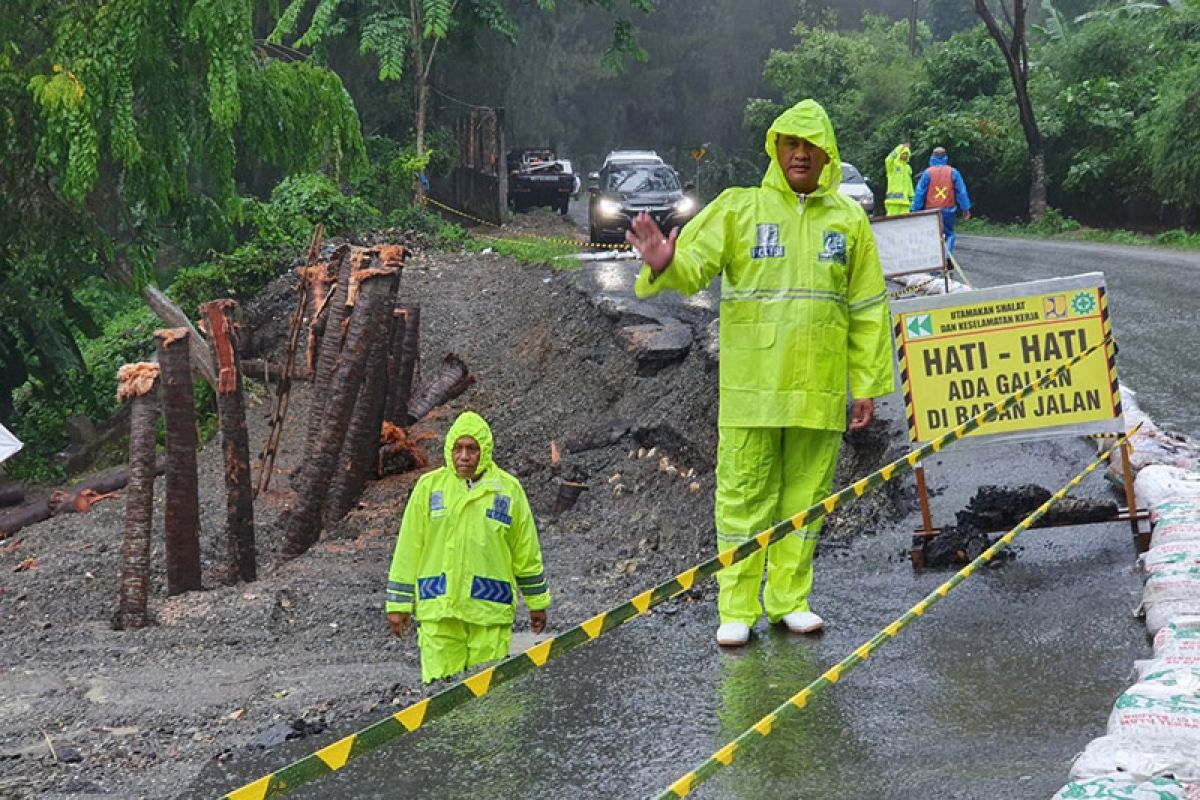 Masyarakat diimbau waspada lintasi Gunung Paro