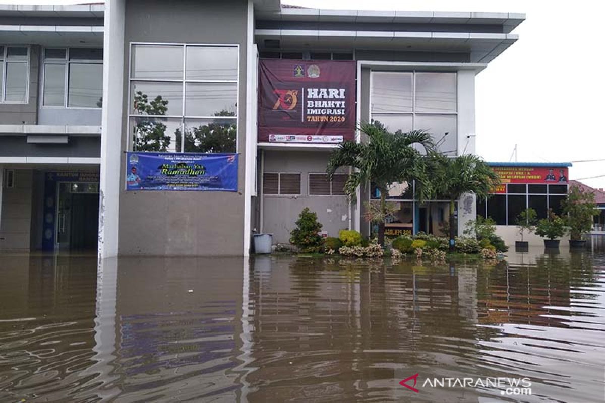Kantor kebanjiran, Imigrasi Banda Aceh hentikan pelayanan paspor