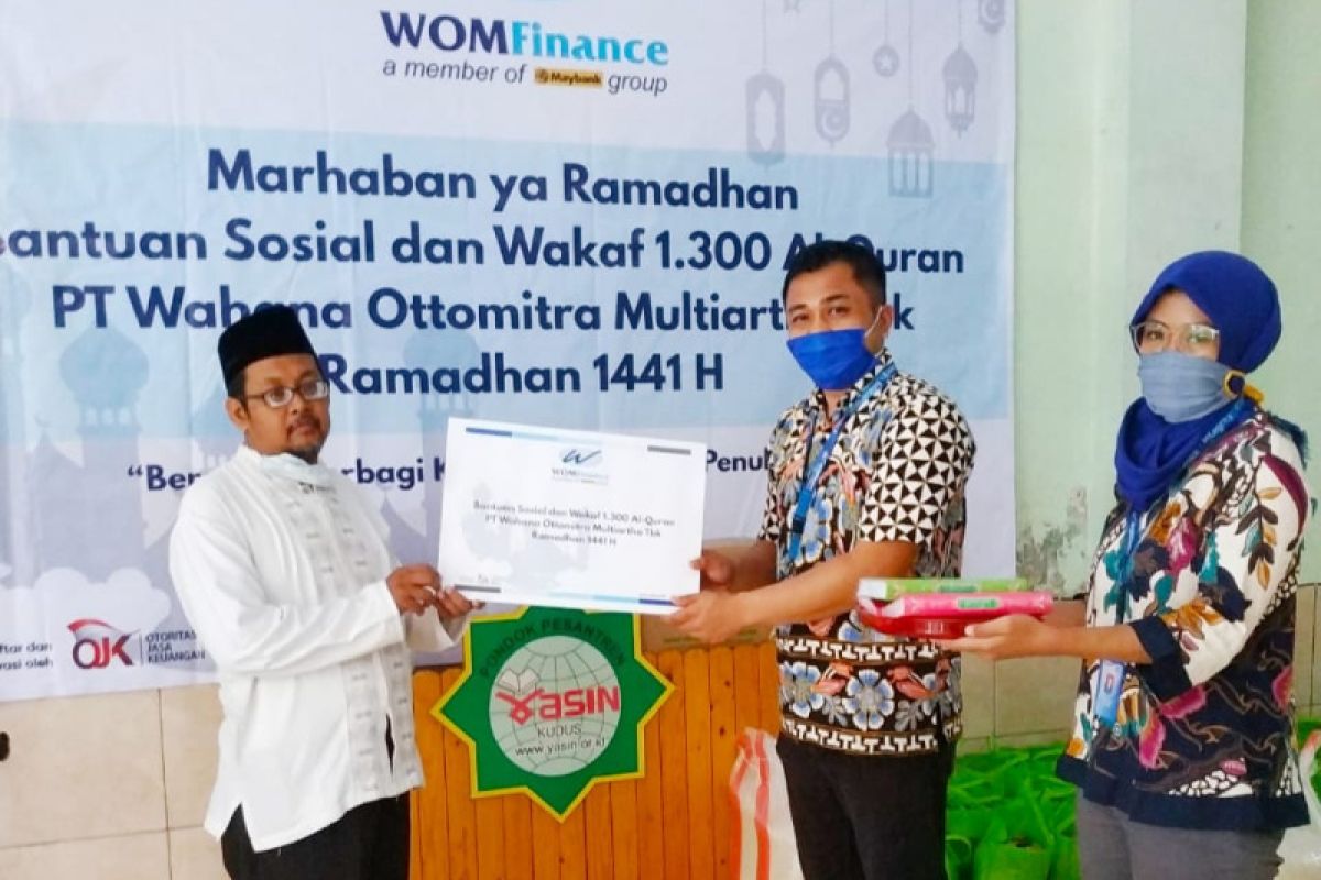 WOM Finance bagikan Al Quran ke pondok pesantren di  Kudus