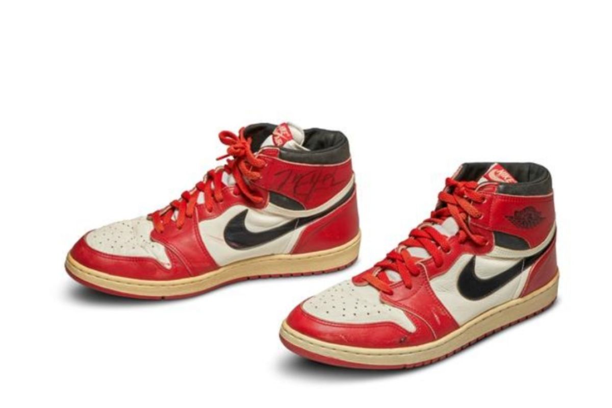 Sepatu basket Michael Jordan dilelang