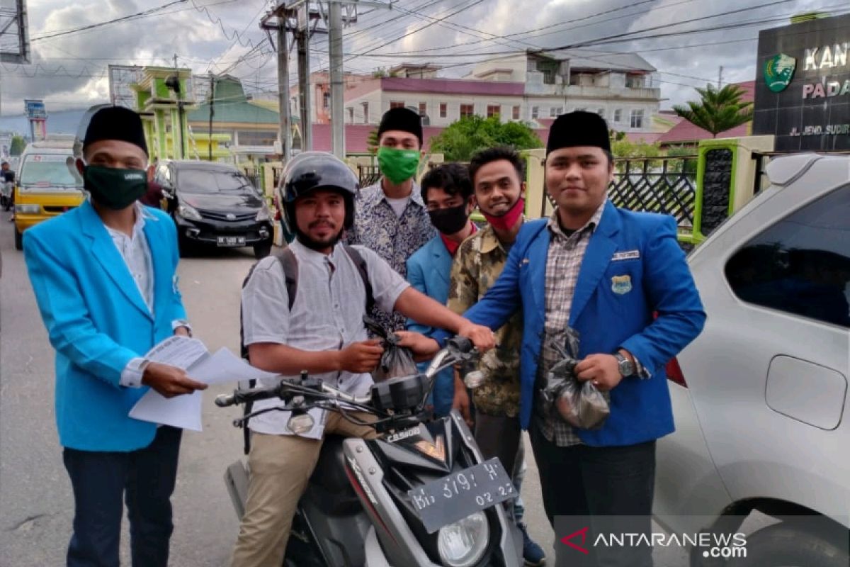 PMII Padangsidimpuan-Taspel bagikan takjil kepada masyarakat