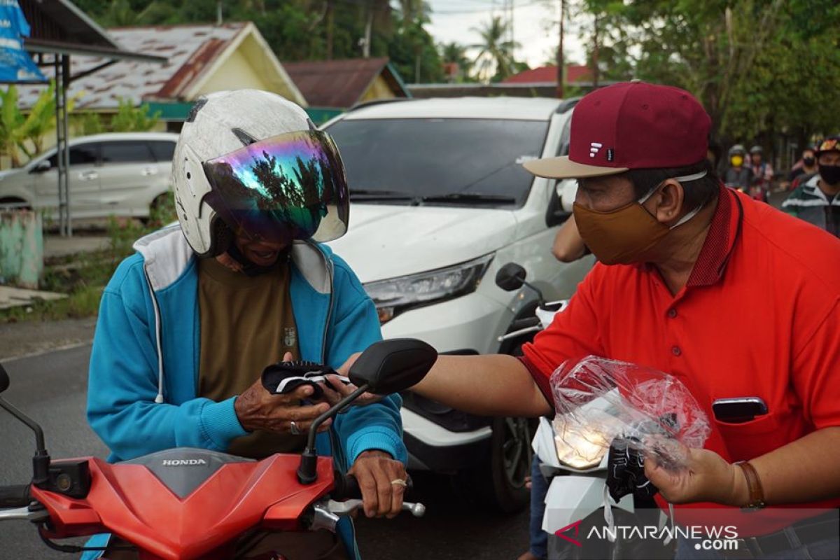 Inspektor dan Lapor HSS berbagi masker, sarung tangan dan takjil