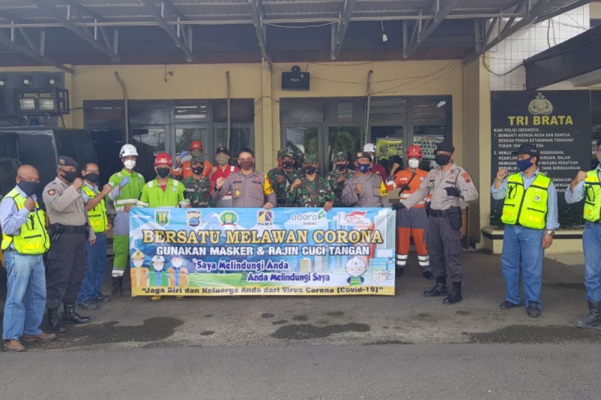 Pama - TNI/Polri bagi - bagi masker di kawasan pasar