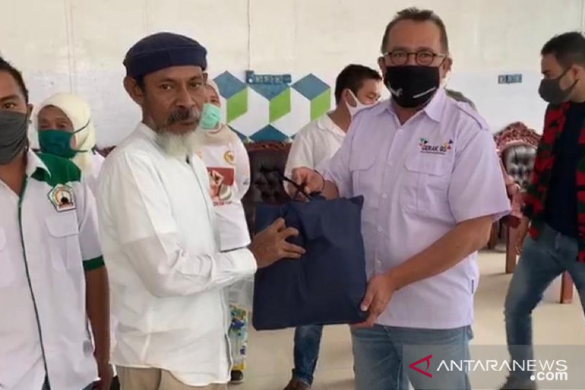 Ketua MPR salurkan sembako ke guru ngaji dan pengurus mushalla