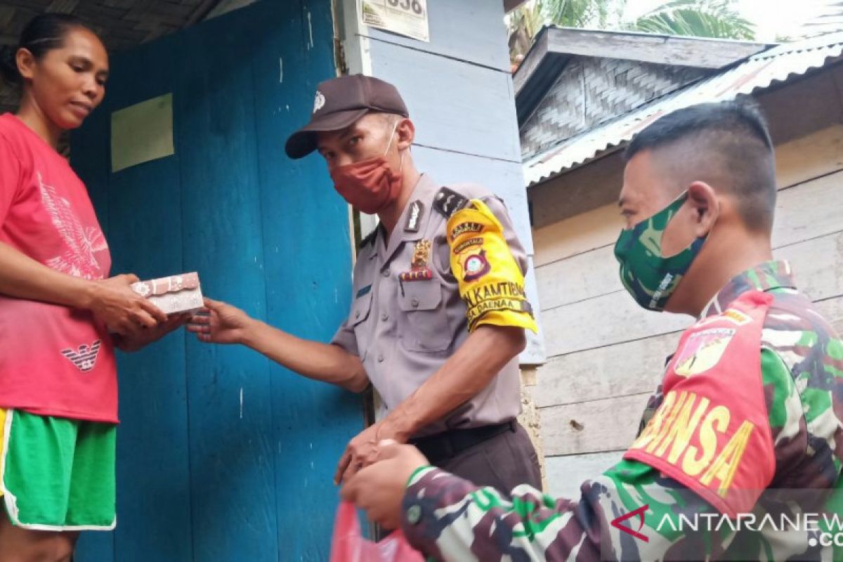 Kodim 1314 dan Polres Gorontalo sentuh warga miskin dengan makanan siap saji