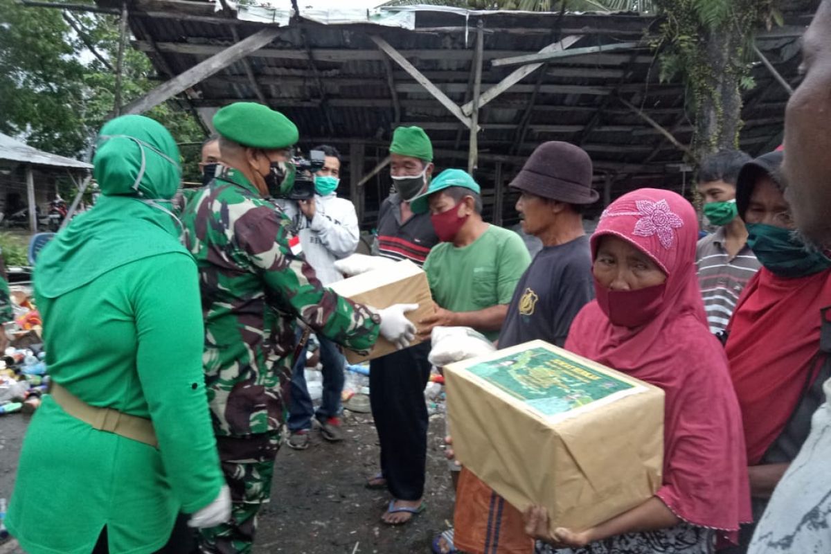 Korem 121/Abw bagikan 2.000 nasi kotak di Sintang