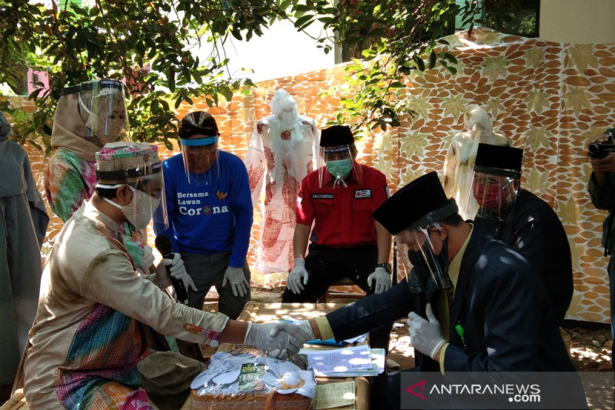 Dua pasang manten Nikah Bareng Peduli COVID-19 dengan  mahar APD