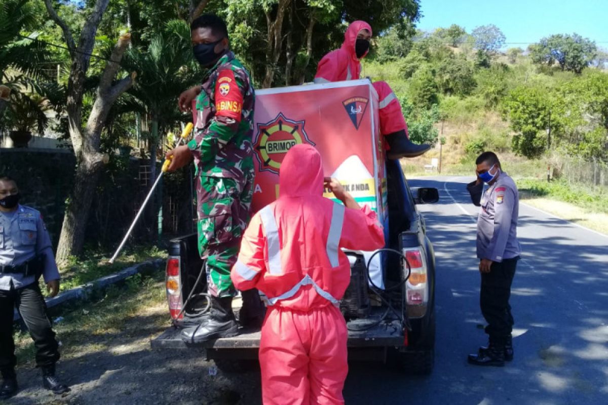 Koramil Sekongkang dan Sat Brimob semprot disinfektan di fasilitas umum dan pantai