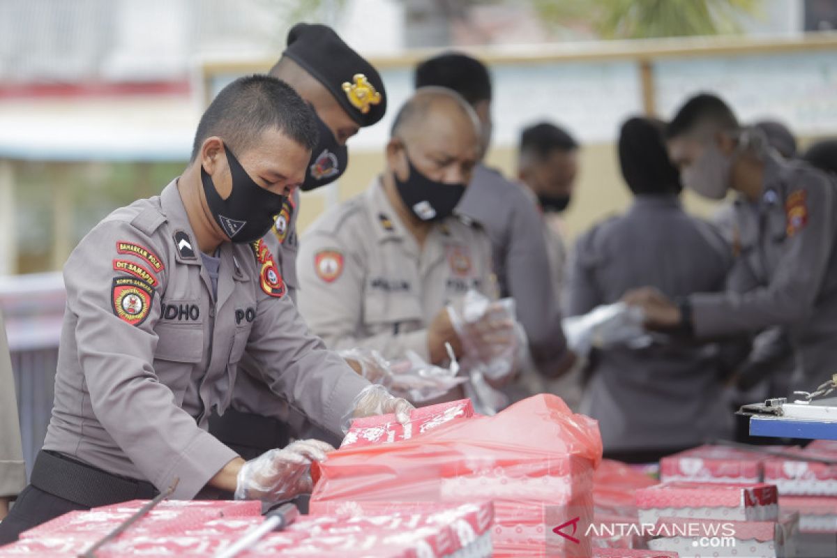 Brimob Gorontalo beri bantuan makanan buka puasa di Bone Bolango