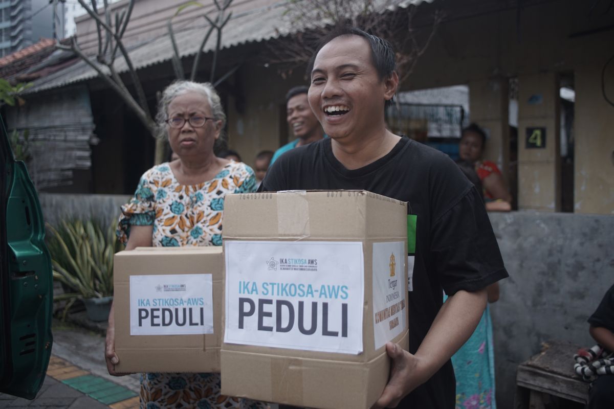 IKA Stikosa AWS dan GUSDURian Peduli salurkan 150 paket sembako