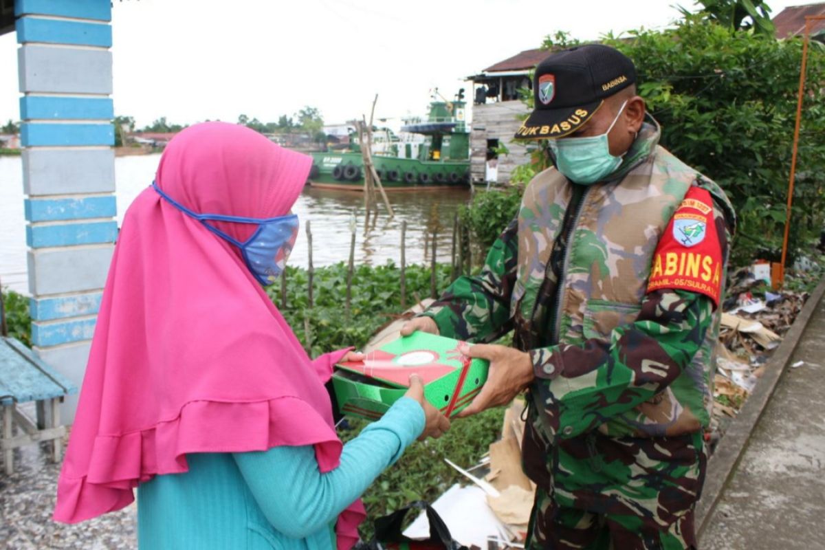 Kodam XII/Tpr bagikan nasi kotak kepada warga di tepian Sungai Kapuas