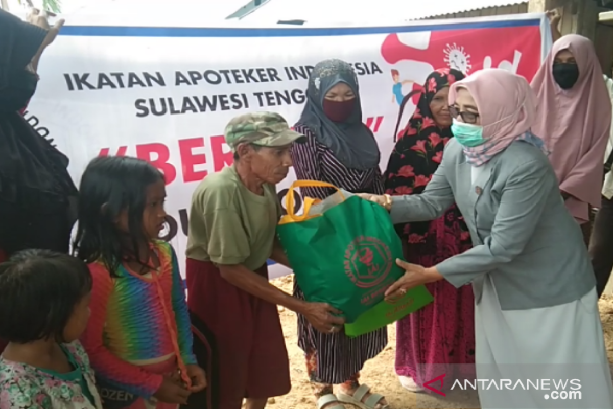 IAI Sulawesi Tenggara bagikan sembako kepada warga terdampak COVID-19 di Kendari