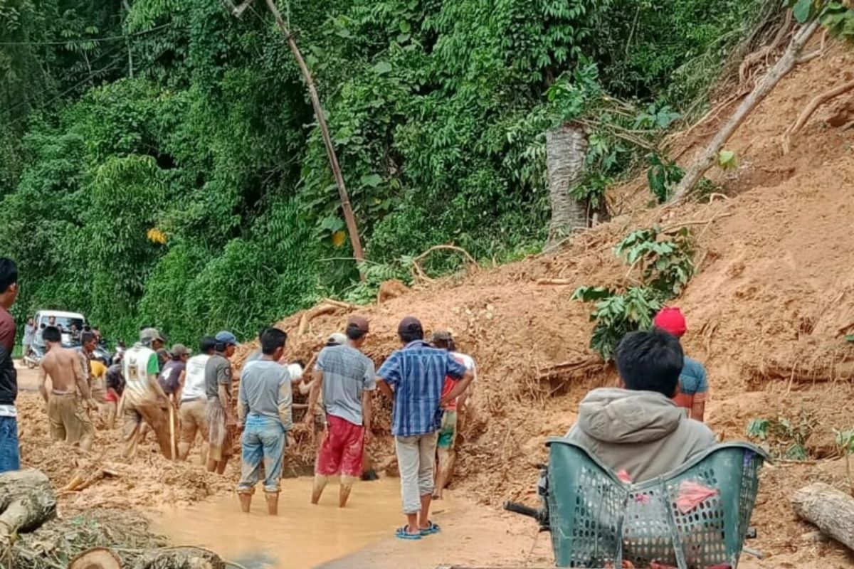 Belasan titik longsor di OKU Selatan akibat hujan deras