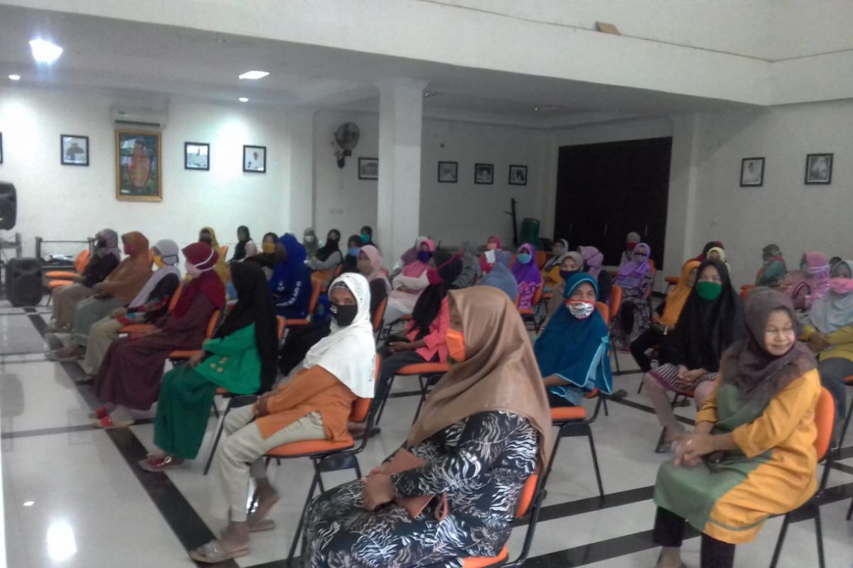 Yayasan As Syifa salurkan zakat ke petugas kebersihan di Kota Ternate