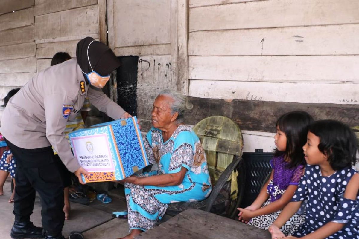 Polda Sumsel bagikan 20 ribu paket sembako dan makanan siap saji