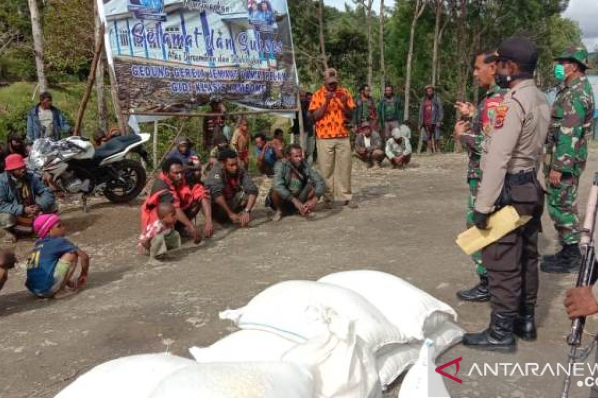 TNI-Polri di Tolikara kawal penyaluran bantuan sosial