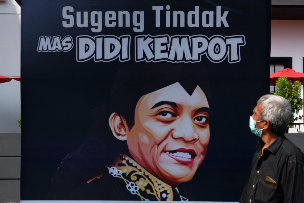 Sejumlah karyawan HK isi waktu luang dengan menggambar wajah Didi Kempot