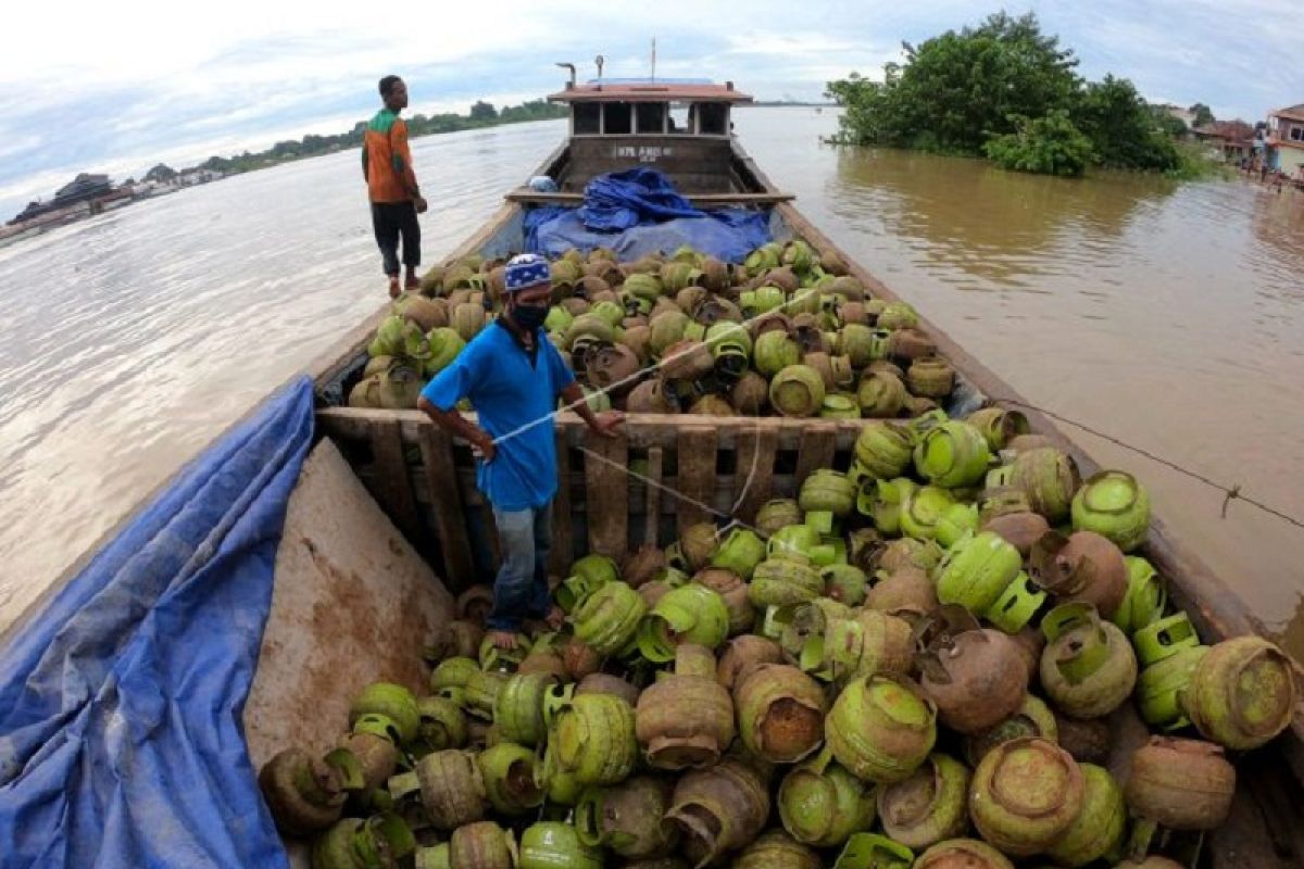 Pendistribusian tabung gas elpiji  melalui jalur sungai