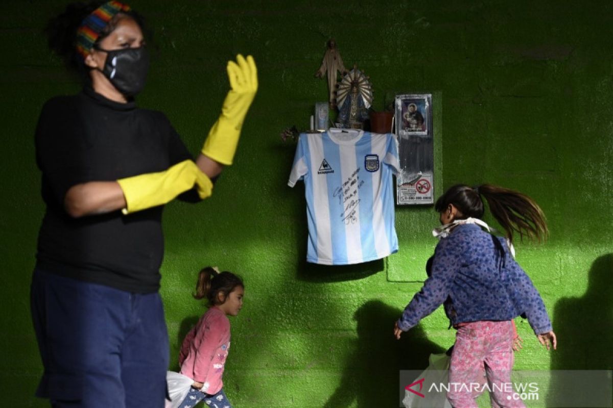 Maradona tanda tangani jersey untuk bantu warga  Buenos Aires