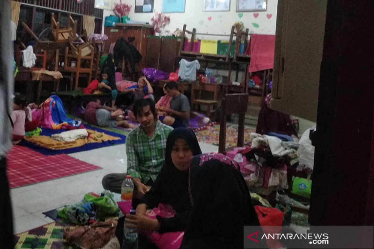 Korban banjir di Aceh Besar mengungsi di gedung sekolah