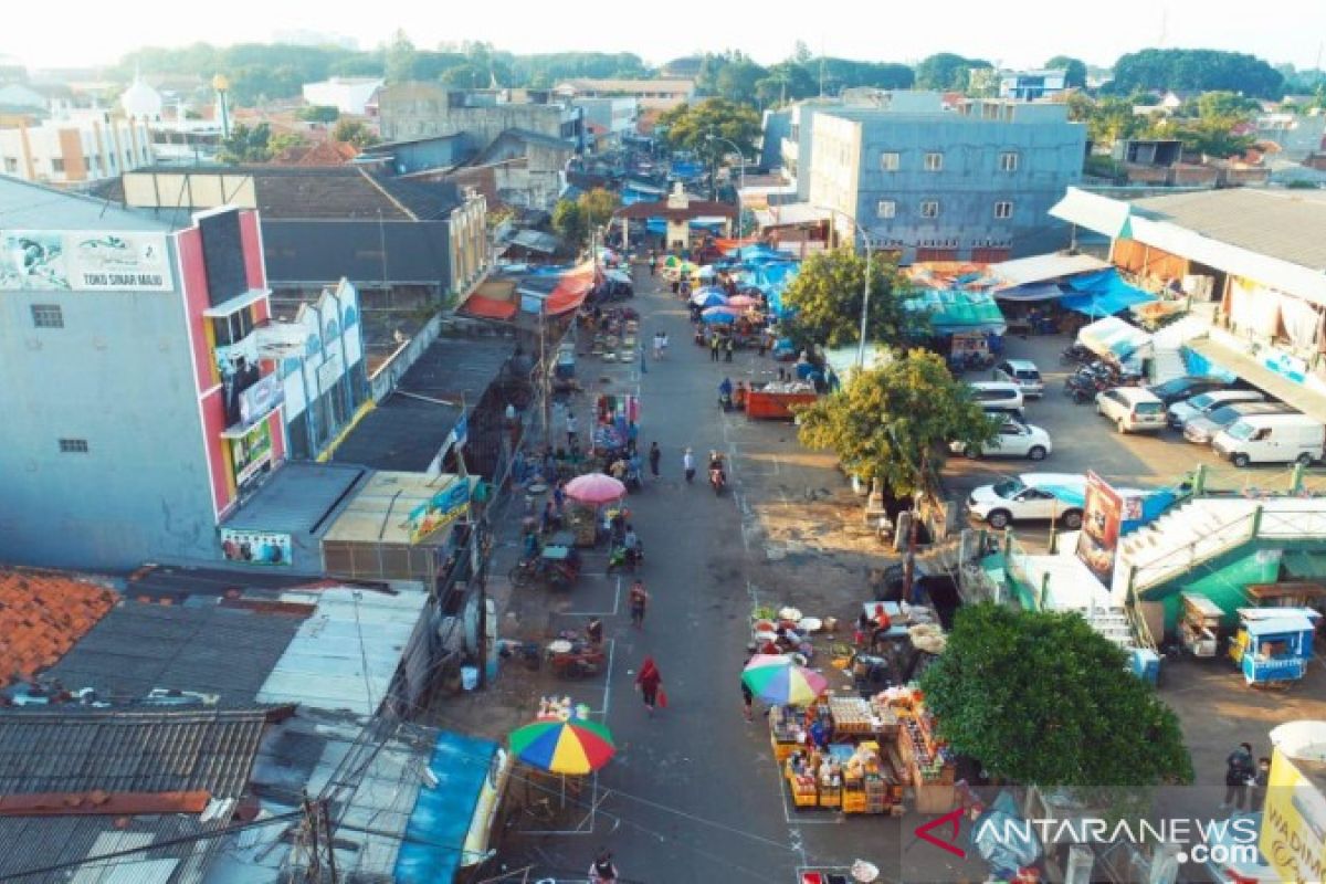 PD Pasar Kota Tangerang beri jarak lapak PKL di pasar anyar cegah COVID-19