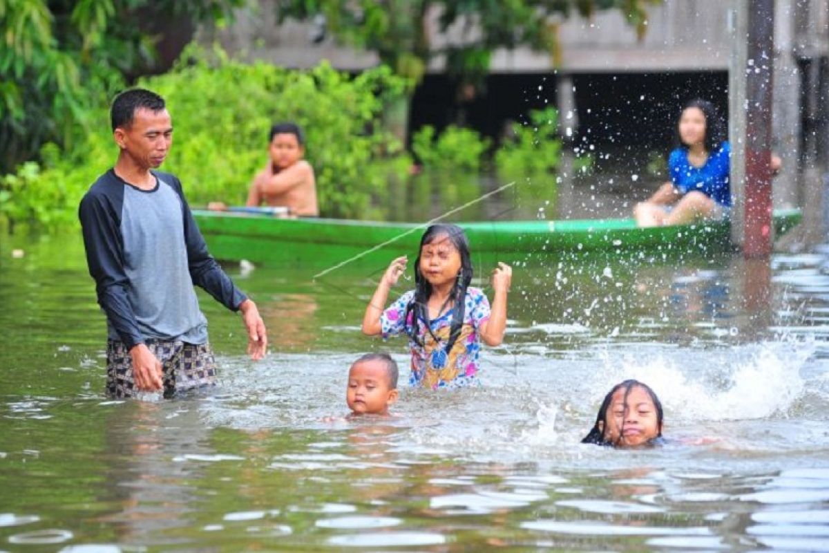 Banjir luapan Sungai Batanghari jadi tempat latihan berenang anak-anak