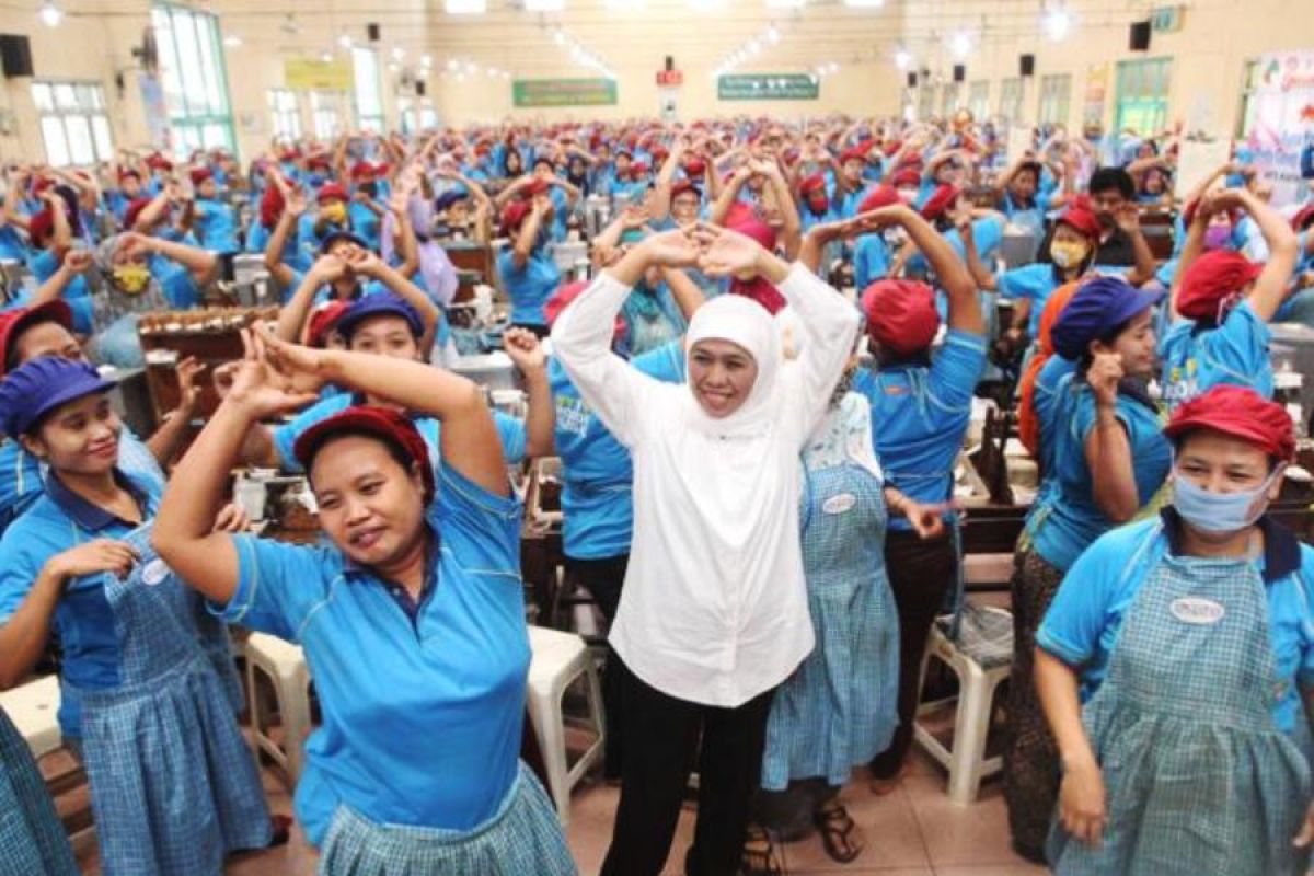 Gubernur Khofifah: Perusahaan wajib membayar THR Lebaran