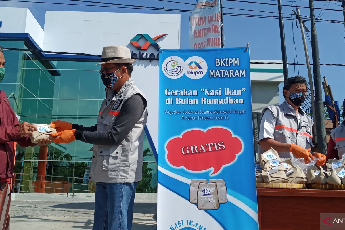 BKIPM Mataram menyalurkan 2.000 paket nasi ikan