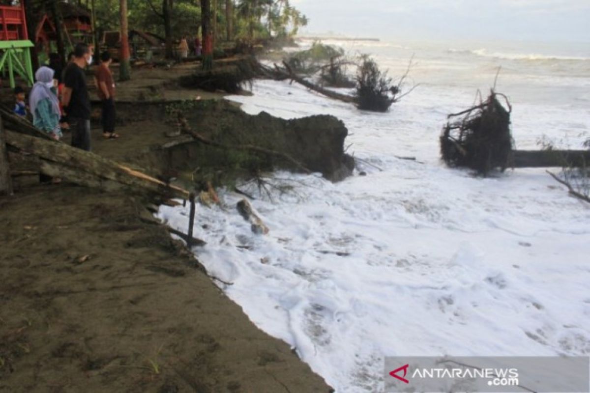 Abrasi pantai merusak sejumlah objek wisata kuliner di Meulaboh Aceh