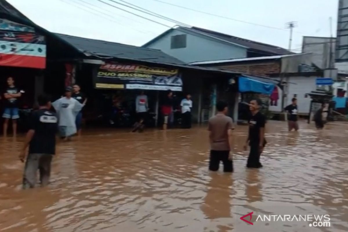 Hujan deras akibatkan sejumlah lokasi di Kota Sukabumi tergenang banjir