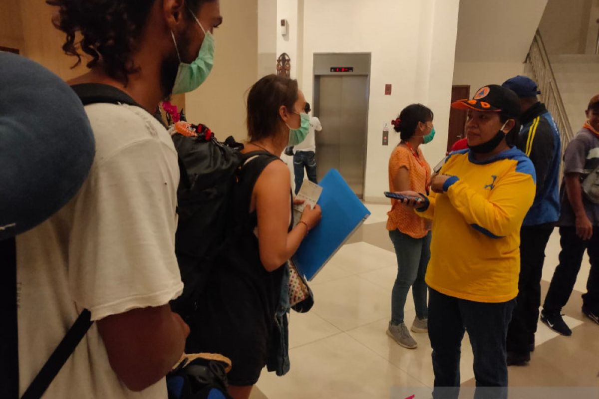 Gugus Tugas Kota Sorong bantu pemulangan warga asal Kolombia