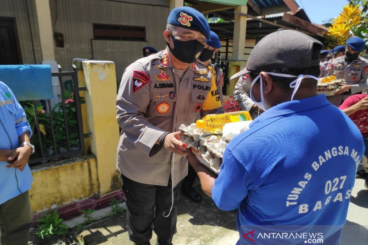 Brimob Polda Sultra beri sembako kepada buruh pelabuhan di Kendari