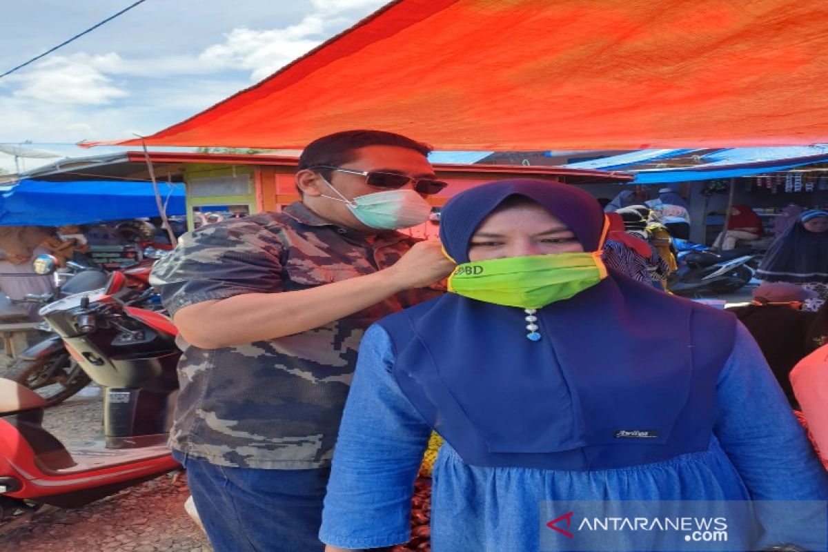 Pasar bertambah ramai, Pemkab Tapsel bagikan masker antisipasi COVID-19