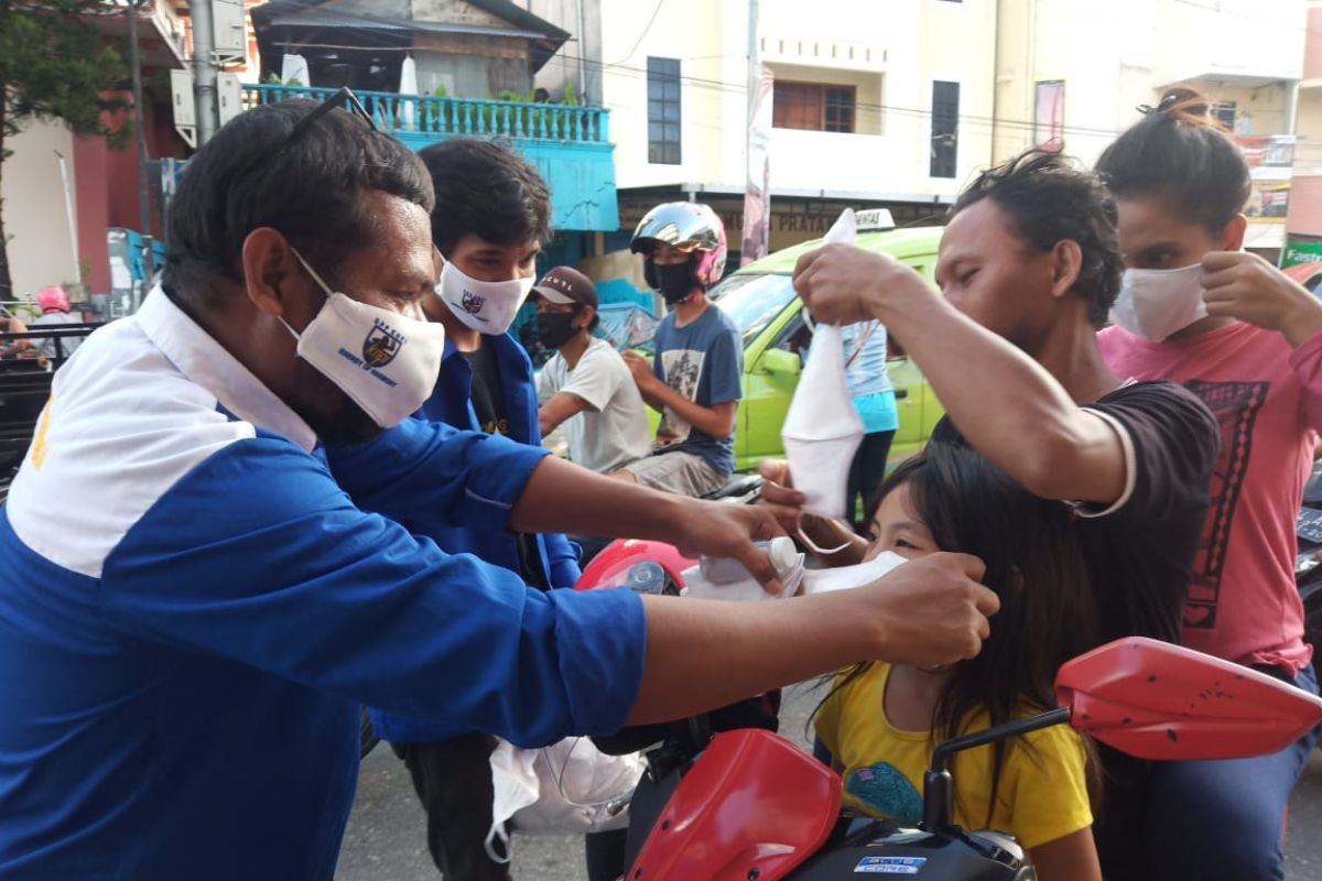 KNPI Kota Ambon bagi 1.000 masker kepada warga cegah COVID - 19