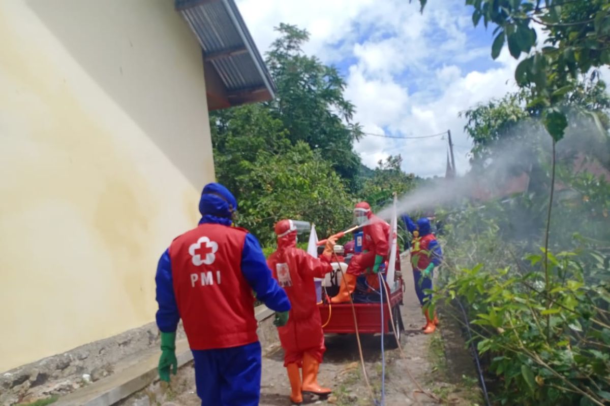 PMI Agam semprot disinfektan di zona merah COVID-19