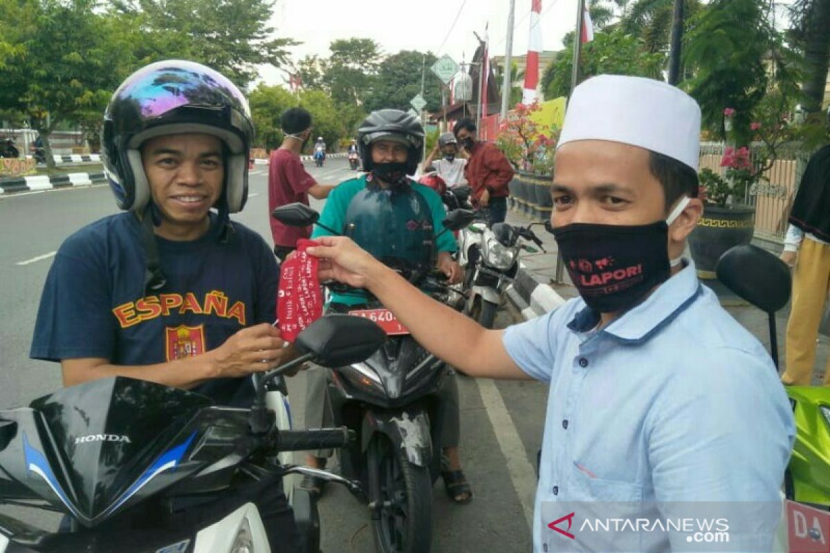 Bagi masker sambil sosialisasi LAPOR