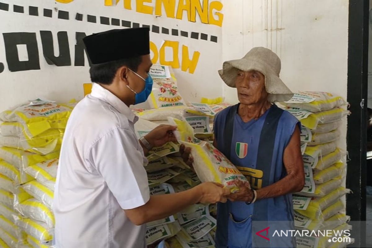 Mufti Salim bagikan bantuan 2,3 ton beras buat warga Kota Metro