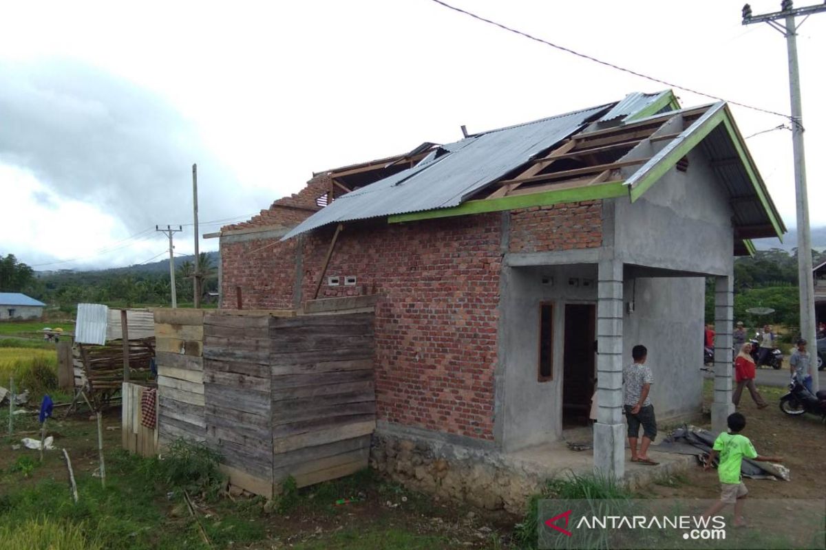 Belasan rumah rusak diterjang angin puting beliung Desa Air Bening