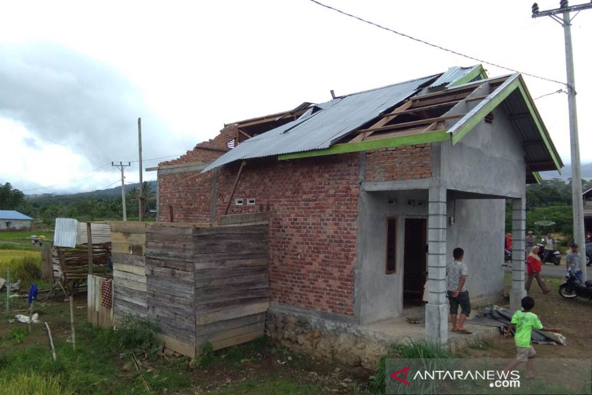 Angin puting beliung terjang belasan unit rumah di Rejang Lebong