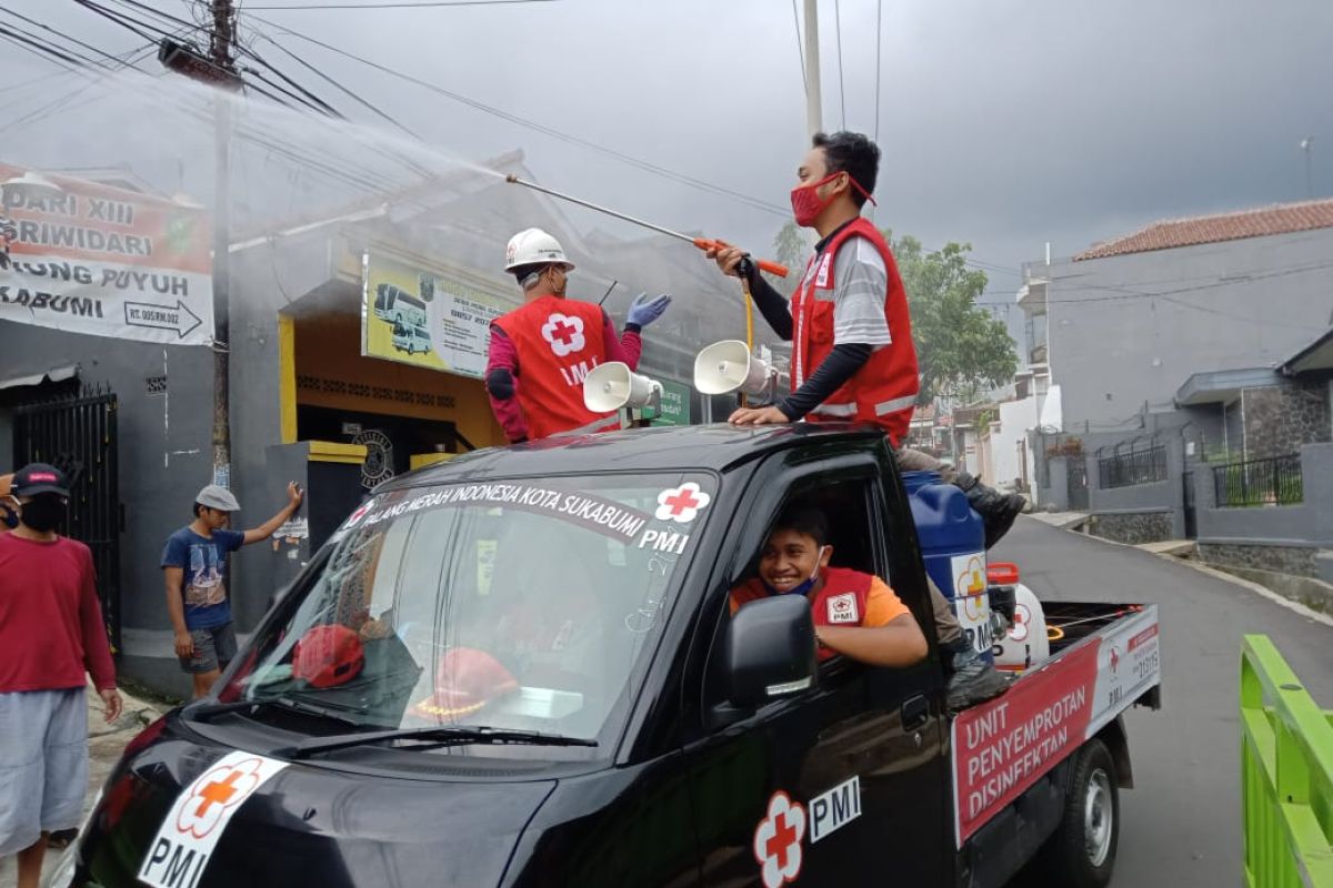 Relawan PMI Baros Kota Sukabumi keliling edukasi warga cara cegah wabah corona