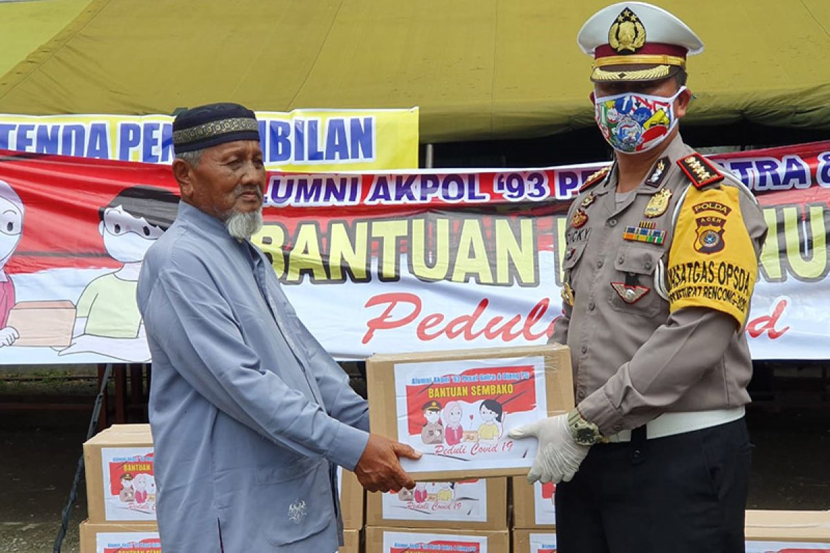 Polda Aceh salurkan bantuan sembako korban banjir di Aceh Besar